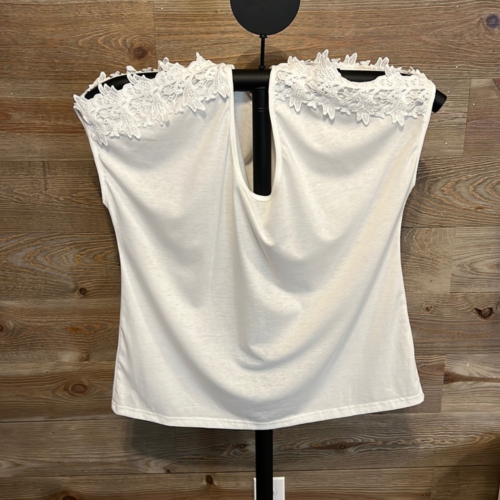 🌸 5 for $20 Coeur de Vague Zulily white knit cold shoulder tee with lace . Xl